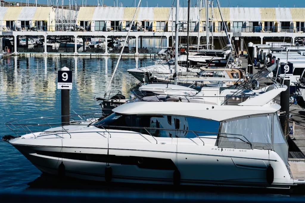 Marina With A View / 2 Bd Flat Apartment *
